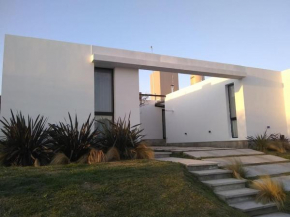 Casa residencial moderna con piscina en barrio cerrado